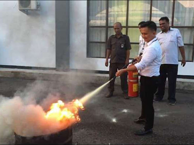 KPPN Saumlaki Berlatih Memadamkan Api KPPN Saumlaki Berlatih Memadamkan Api
