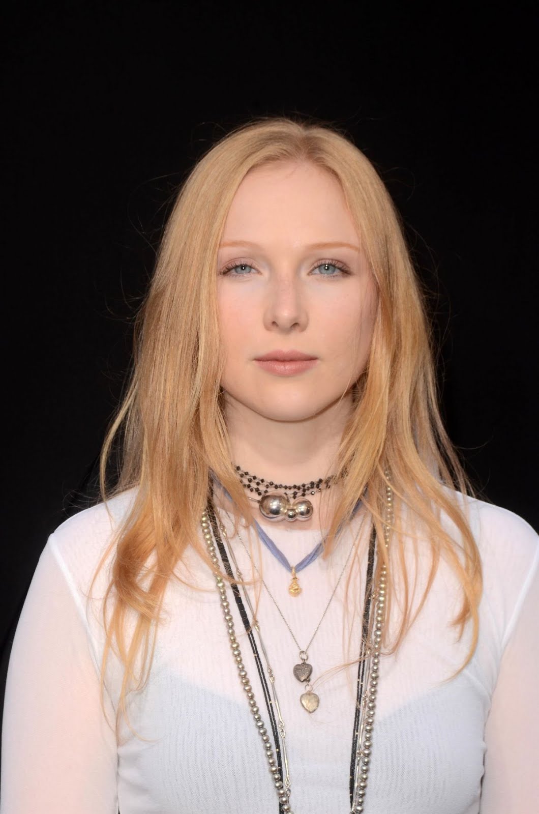 molly quinn at the nun premiere in los angeles hd photos