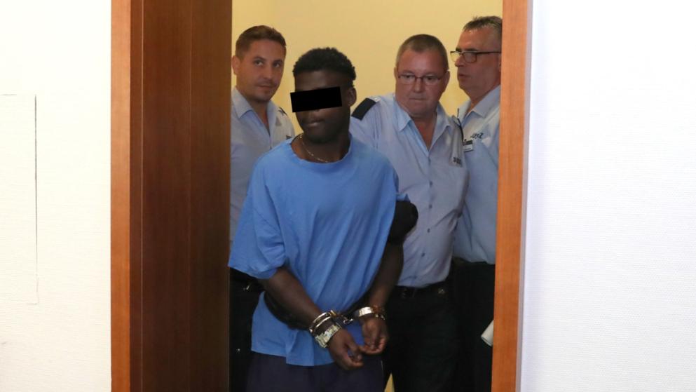 Denn wir finden da Menschen, die durch ihre Sozialisation geprägt nicht durch hier übliche Sanktionen resozialisiert werden können, die den Rechtsstaat ... Heck Ticker +++ Heck Ticker +++: Come out, bitch. I wanna fuck with ...