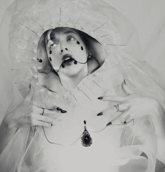 Os intrigantes, emotivos e surrais autorretratos em preto e branco de Aleksandra Wasilewska Aleksandra Wasilewska vasilevska.x instagram fotografias auto retratos preto branco surreal emotivo fashion