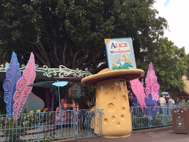 parc Disneyland Anaheim attraction Alice au pays des merveilles