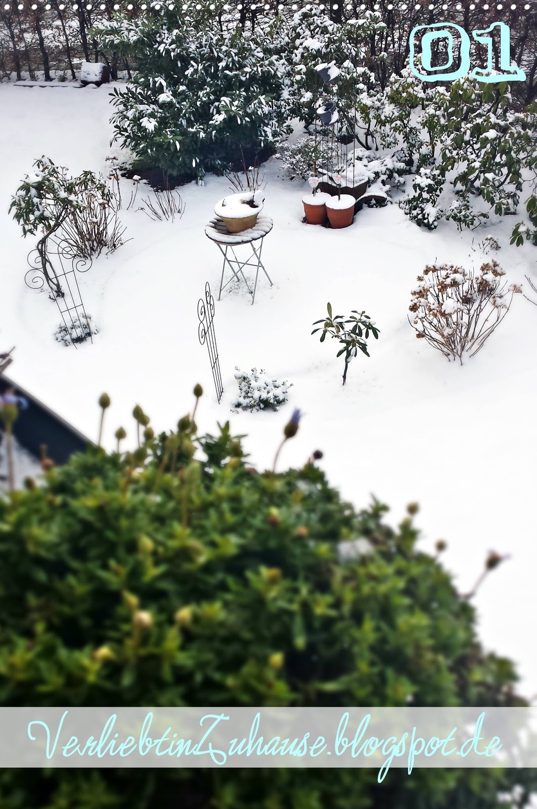 Beet im Januar mit Blick vom Balkon mit Schnee
