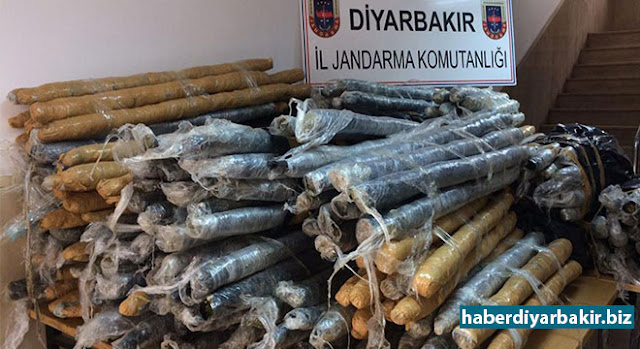 Diyarbakır'da kaza yapan araçta 416 kg esrar bulundu DİYARBAKIR-Diyarbakır'ın merkez Yenişehir ilçesi Hantepe mevkiinde yol kenarında kaza yapmış halde bulunan araçta gerçekleştirilen aramada 416 kilogram esrar ele geçirildi.