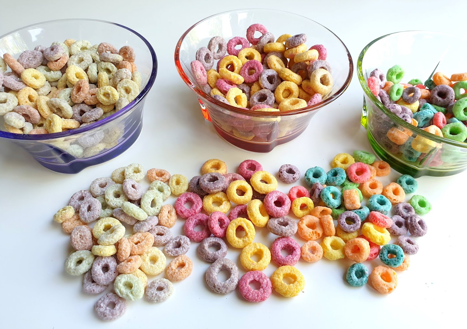 Цветные завтраки. Фруктовый Колечки Froot loops. Froot loops (цветные хлопья-Колечки). Сухой завтрак цветные Колечки. Сухой завтрак.