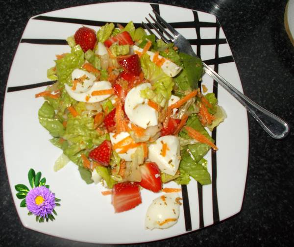 Salada de alface com morango e clara de ovos Salada de alface com morango e clara de ovos