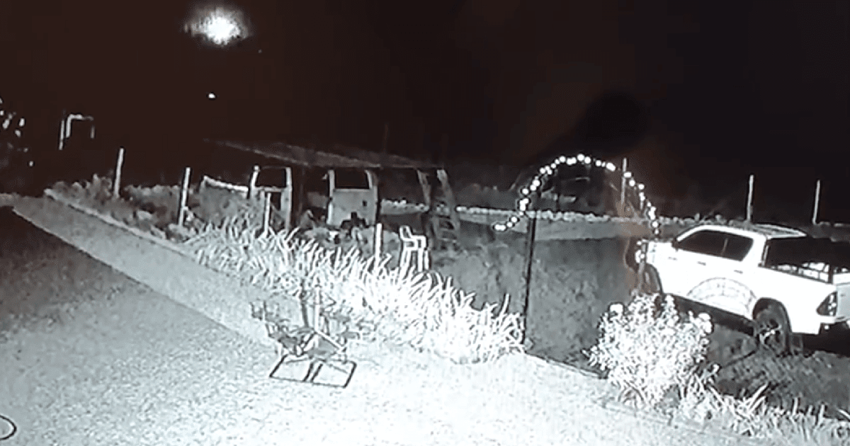 Stunning Footage Of Meteor Crashing Down To Earth