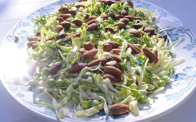 salat med spidskål og mandler