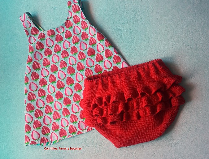 Con hilos, lanas y botones: Braguita de punto con volantes en el culete (patrón gratis)