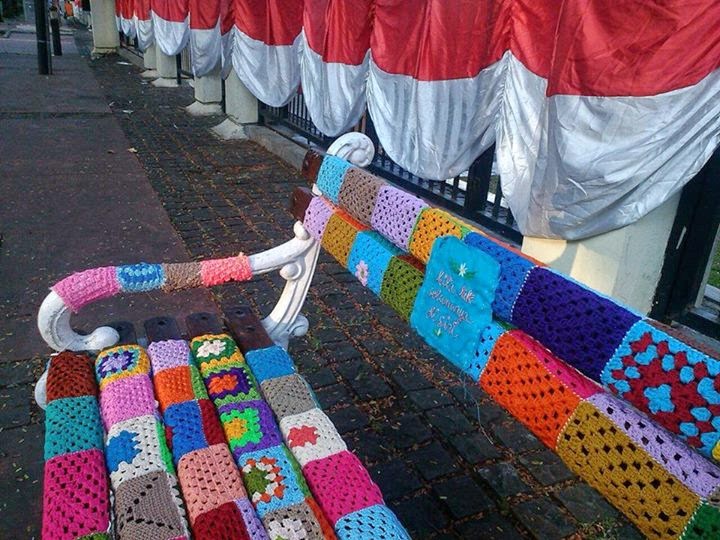 Inspirasi Karya Rajutan Yarn Bombing Street Art yang Wow She Nisa