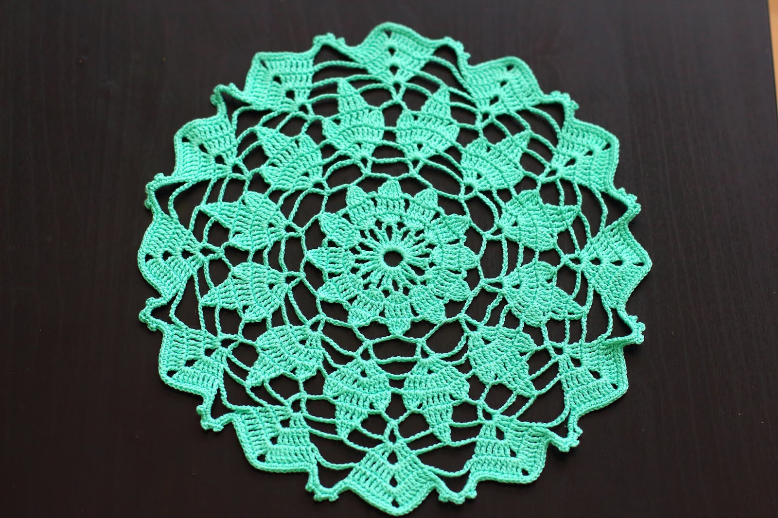 салфетка крючком из ириса. схемы по вязанию крючком для начинающих салфетки пошагово. салфетка крючком из ириса. салфетка из пряжи крючком. салфетка крючком из ириса.