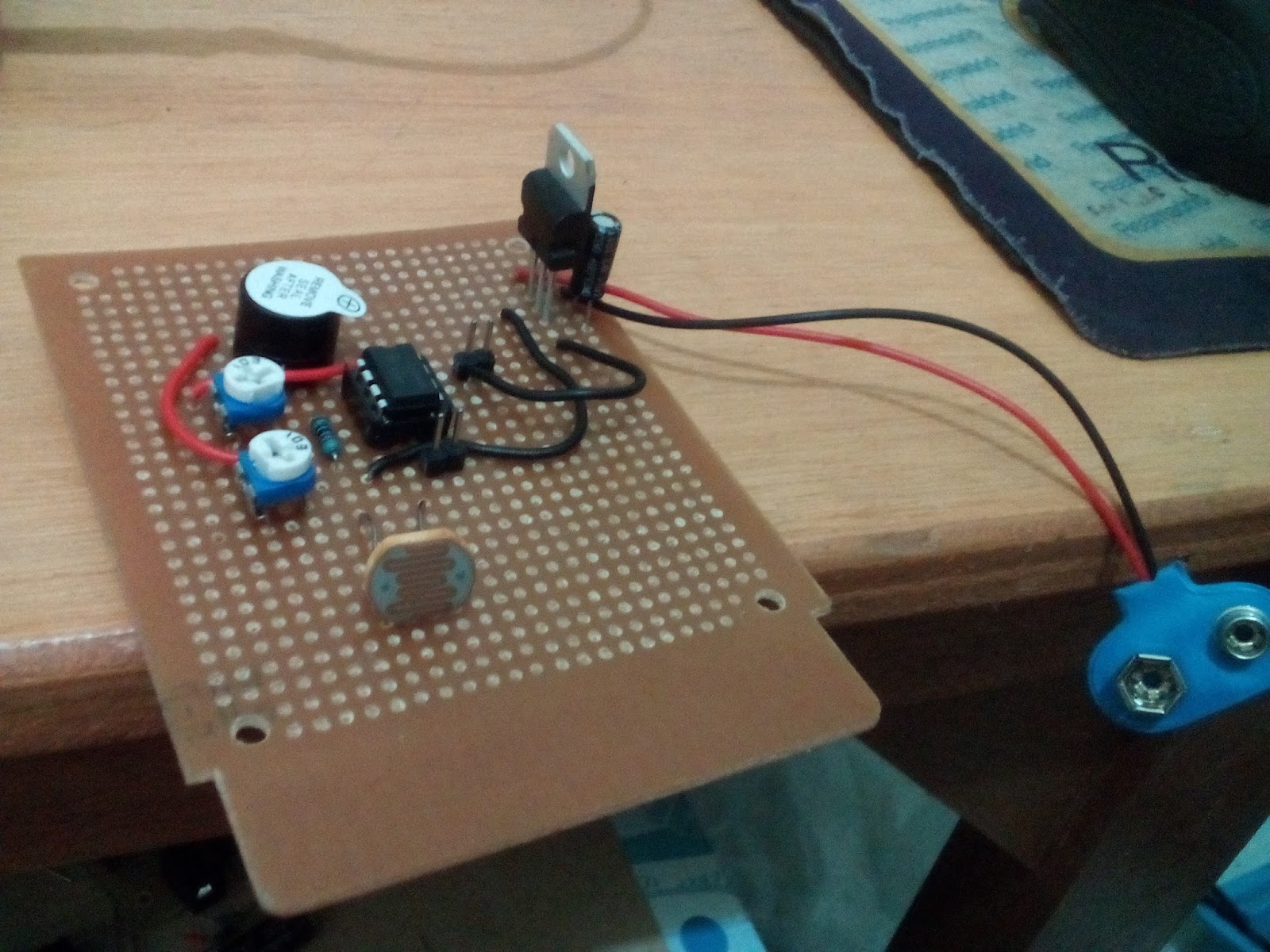 . Membuat Detektor Cahaya Dengan Output Alarm / Suara Buzzer