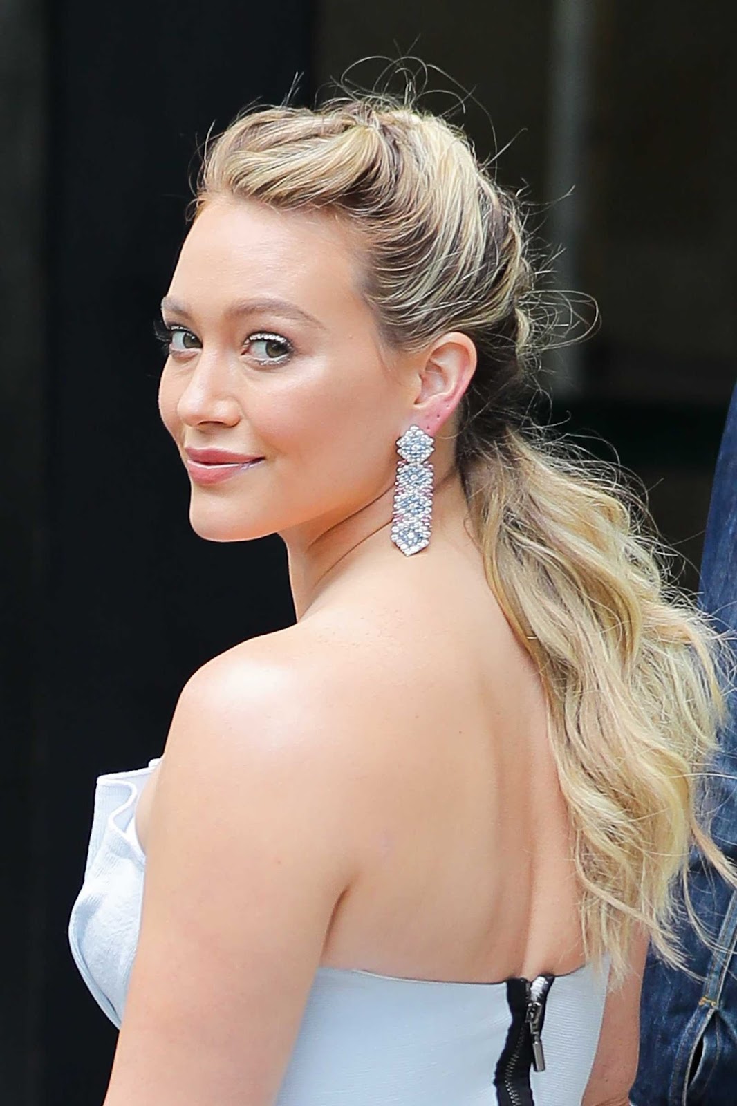 hot mama hilary duff ponytail gown krazy fashion rocks hot mama hilary duff ponytail gown krazy fashion rocks