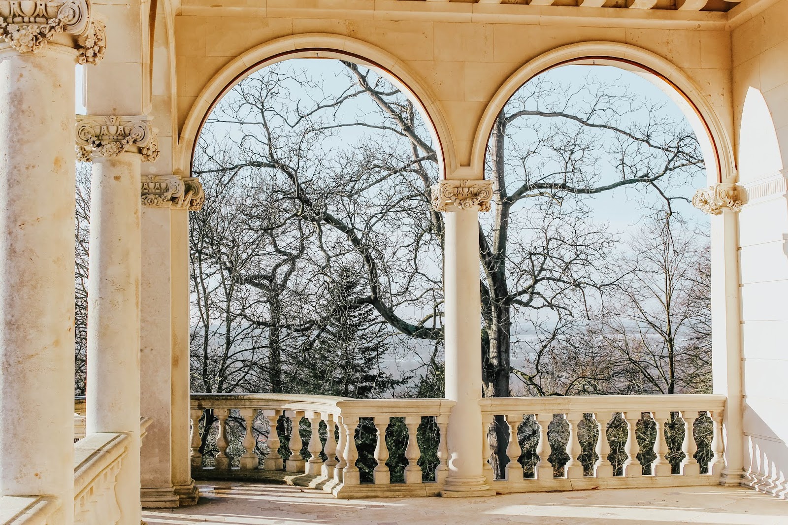 cliveden balcony photoshoot cliveden balcony blogger photoshoot