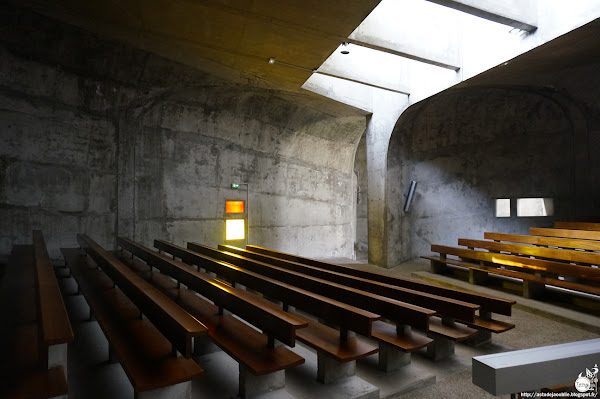 Nevers - Eglise Sainte-Bernadette du Banlay, Part. 2<br /> Architectes: Claude Parent, Paul Virilio (Architecture Principe)<br /> Avec Odette Ducarre (maquette des vitraux), Morice Lipsi (Mobilier) Construction: 1963 - 1966