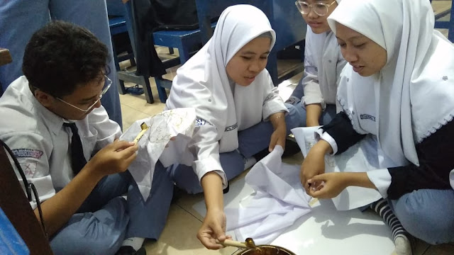 Latih Berkarya, Guru Seni Budaya Mengajarkan Siswanya Membatik Latih Berkarya, Guru Seni Budaya Mengajarkan Siswanya Membatik