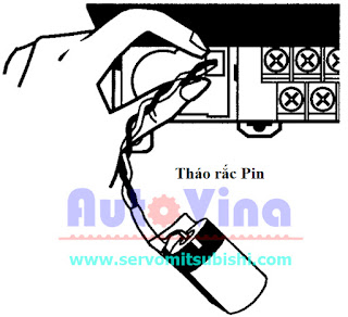 Tháo Battery cũ và lắp Battery mới cho PLC Thao tác thay Battery tháo rắc PIN cũ và chú ý chiều của rắc để gắn Pin mới vào cho PLC