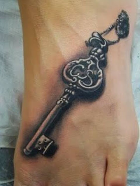 Tatuagem feminina de chave Tatuagem feminina de chave