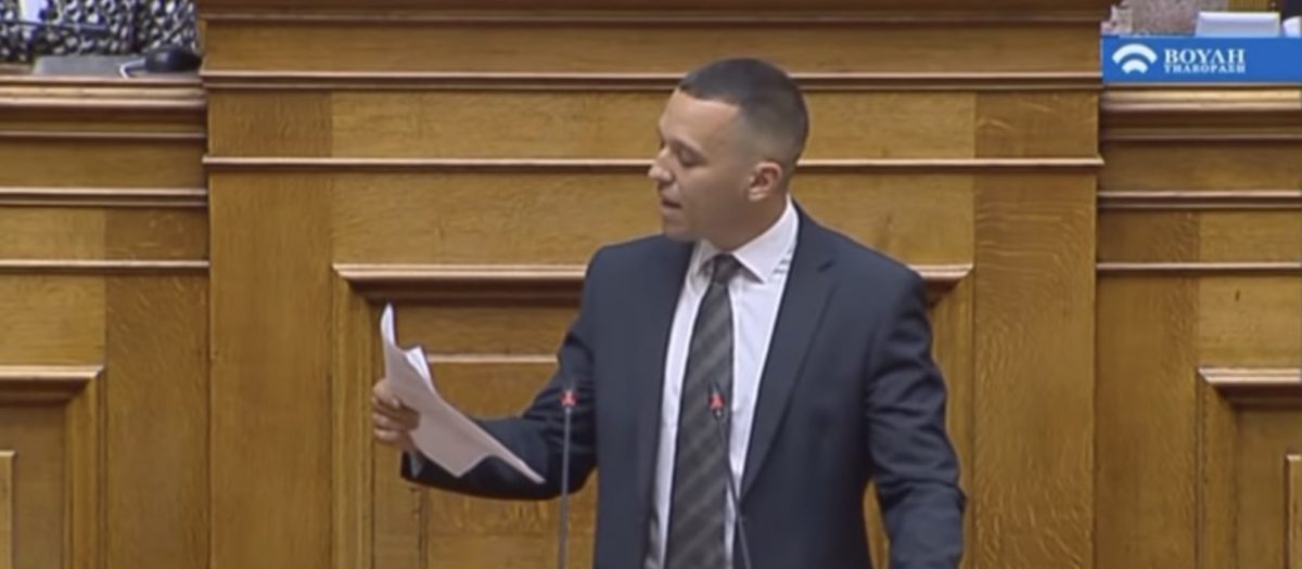 Κασιδιάρης σκίζει συμβολικά συμφωνία Τσίπρα-Ζάεφ: Προς απαγόρευση ο Παύλος Μελάς και το «Μακεδονία Ξακουστή» Κασιδιάρης σκίζει συμβολικά συμφωνία Τσίπρα-Ζάεφ: Προς απαγόρευση ο Παύλος Μελάς και το «Μακεδονία Ξακουστή»