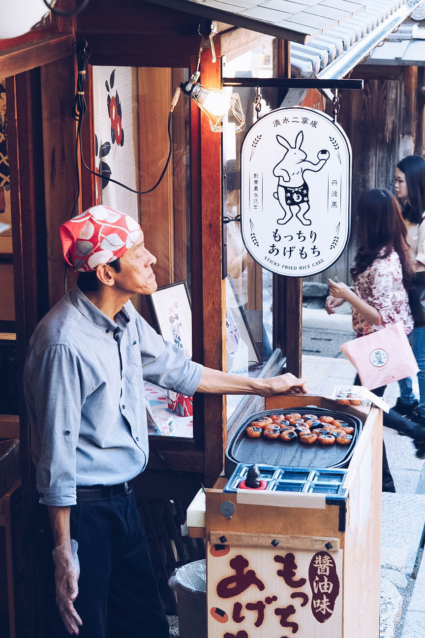 Sembei being cooked in sannen-zaka in Kyoto