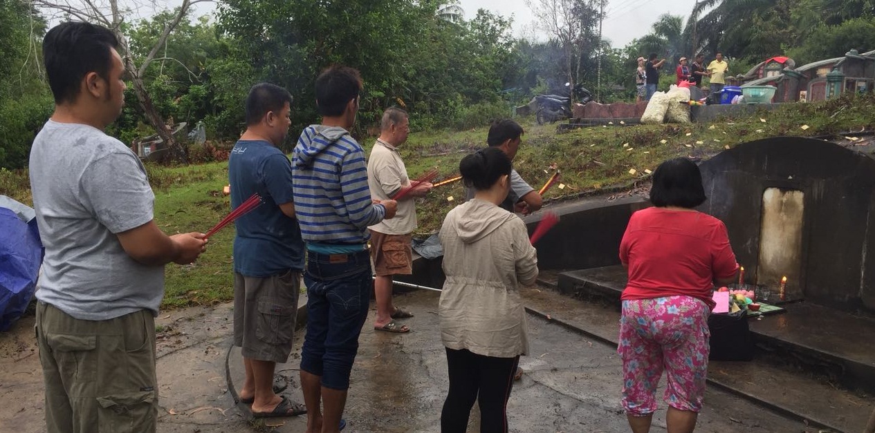 Ceng Beng di Sungai Ayak Sekadau Ramai Didatangi Sanak Keluarga diluar Daerah Ceng Beng di Sungai Ayak Sekadau Ramai Didatangi Sanak Keluarga diluar Daerah