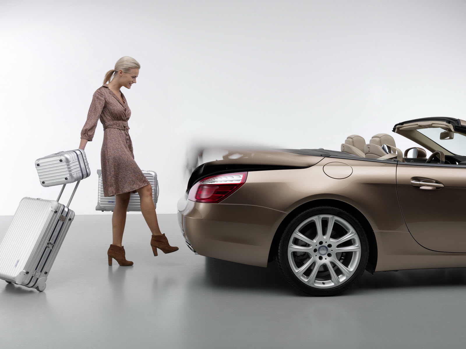 Автомобиль обязательно. Hands free access Mercedes-Benz. Daimler и женщины. Кокетка Мерседес 2013. Фото Мерседес r класса открываем дверь девушка.