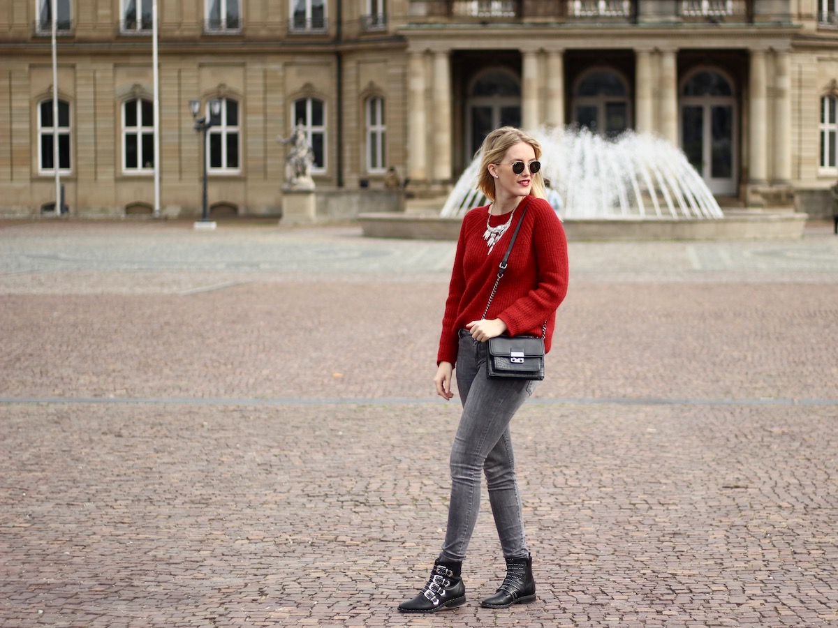 Fashion Outfit: Pullover Herbsttrendfarbe Rot alltagstauglich kombiniert Red Autumn Trend Colour Biker Boots Givenchy Lookalike more on www.theblondelion.com Fashion Outfit: Pullover Herbsttrendfarbe Rot alltagstauglich kombiniert Red Autumn Trend Colour Biker Boots Givenchy Lookalike more on www.theblondelion.com