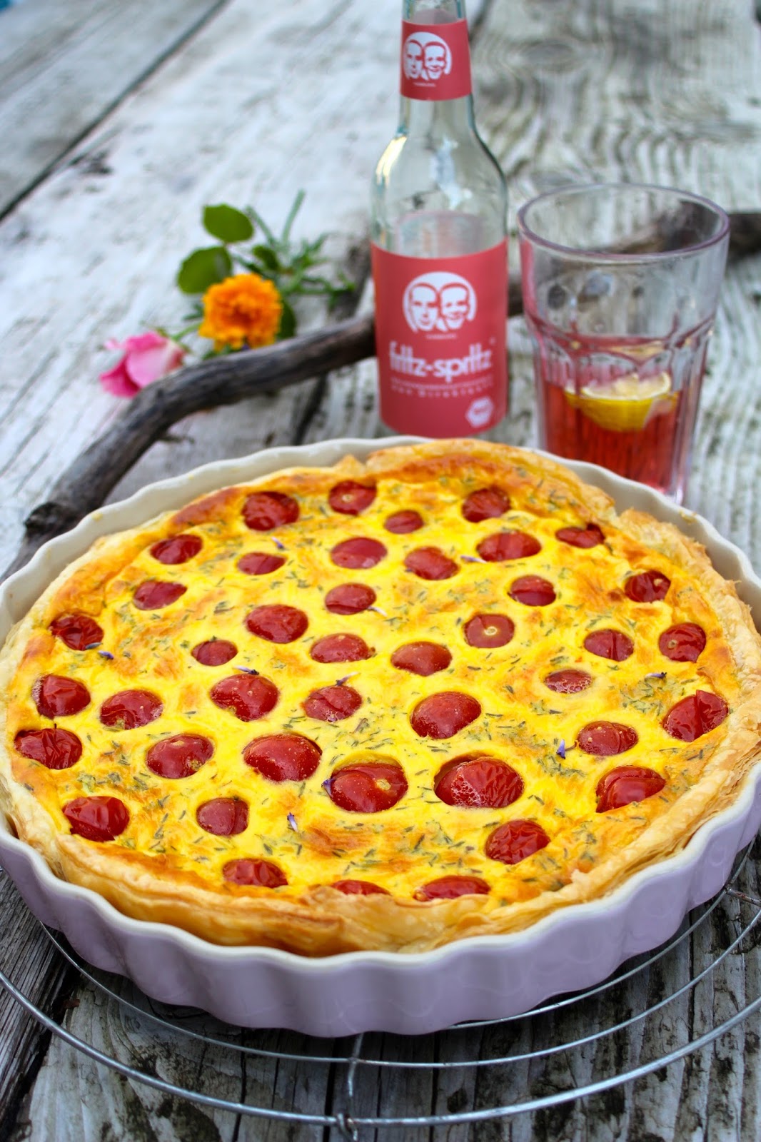Paulas Frauchen: Tomatentarte mit Ziegenfrischkäse, Thymian und Lavendel