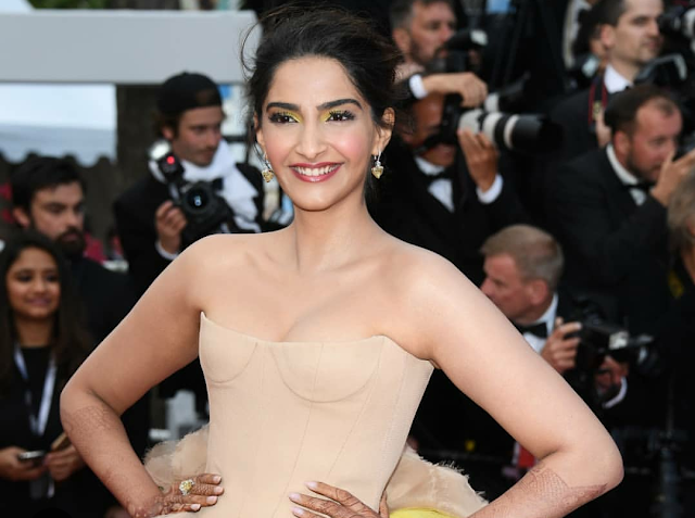 Sonam Kapoor Sizzles at Cannes 2018 Red Carpet