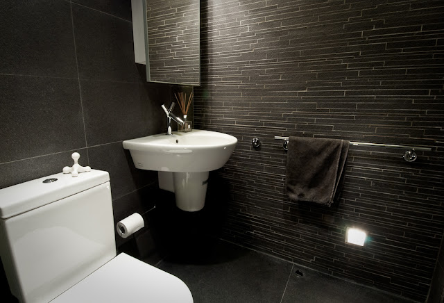 Picture of dark walls in the bathroom as part of the Hong Kong apartment design