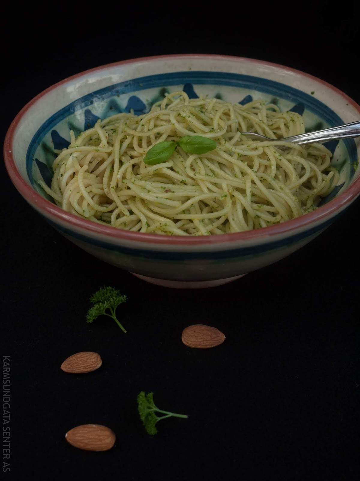 Pesto med basilikum, persille og mandler