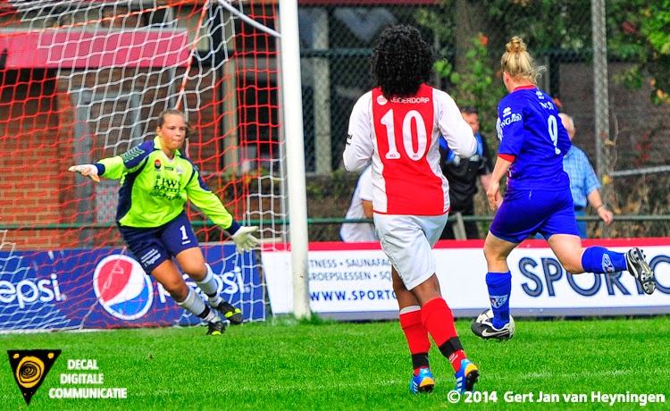 In de eerste helft een uitgespeelde mogelijkheid voor Lieselotte Wels voor Buitenveldert tegen RCL.