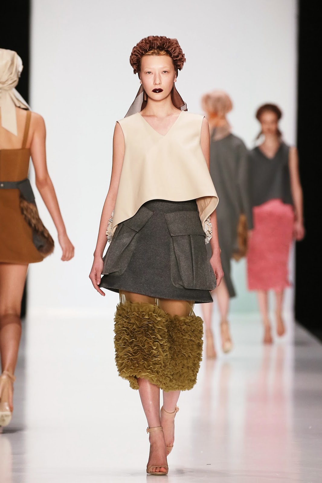 Девушка в многослойной одежде. Многослойная одежда. Многослойность в одежде для полных. Многослойность для полных женщин. Многослойная одежда для женщин.