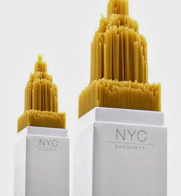 Embalagem de macarrão que é representação do Edifício Chrysler, em Nova York. 