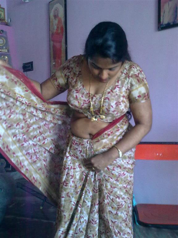 Bhabhi Wearing Saree MaalaMaal