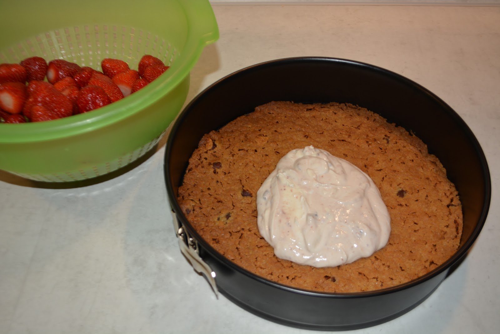 Einfacher Erdbeerkuchen auf Mürbeteigboden mit Mandeln