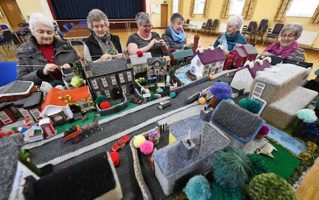 Модель собственной деревни  связали члены клуба любителей вязания из Клафмиллза (Cloughmills) в графстве Антрим Северной Ирландии.