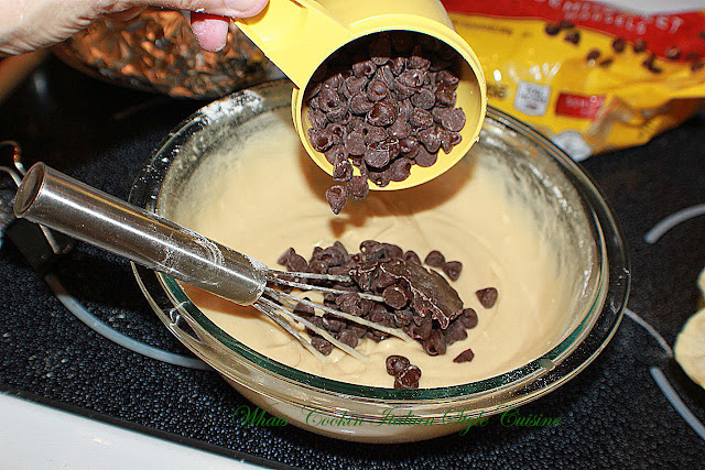 these are the ingredients for making a chocolate chip pie