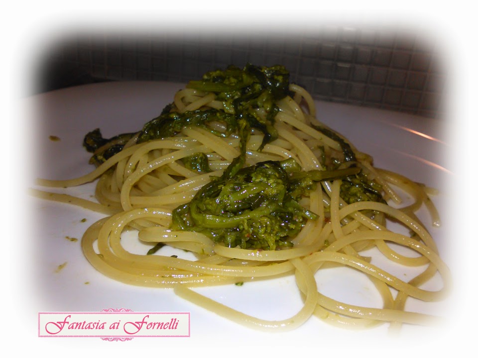 spaghetti con cime di rapa e acciughe