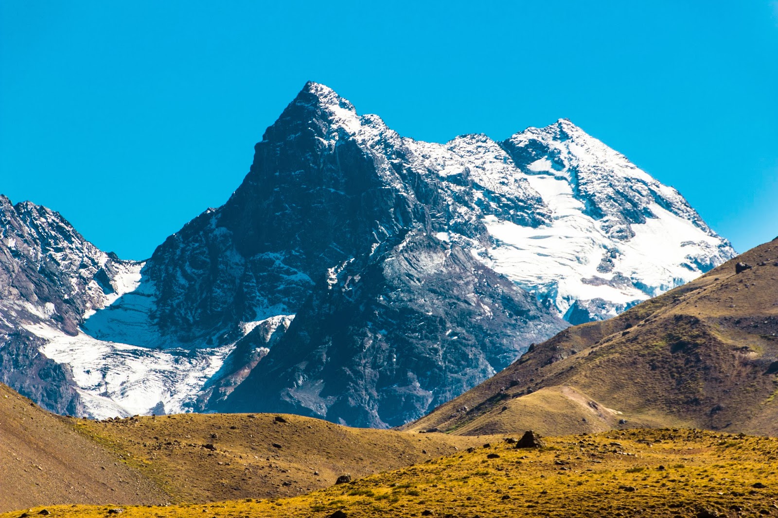 Ruta por el Cajón del Maipo hacia las cumbres de los Andes (Volcán San