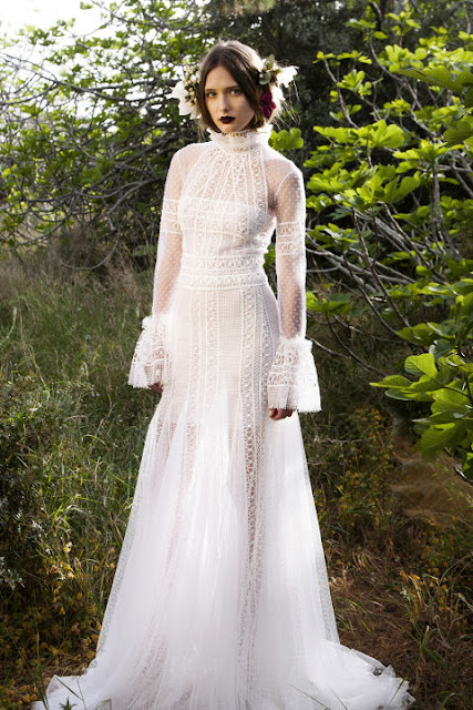 Vestido de novia con cuello cisne de Costarellos 2017 - Foto: www.harpersbazaar.com Vestido de novia con cuello cisne de Costarellos 2017 - Foto: www.harpersbazaar.com
