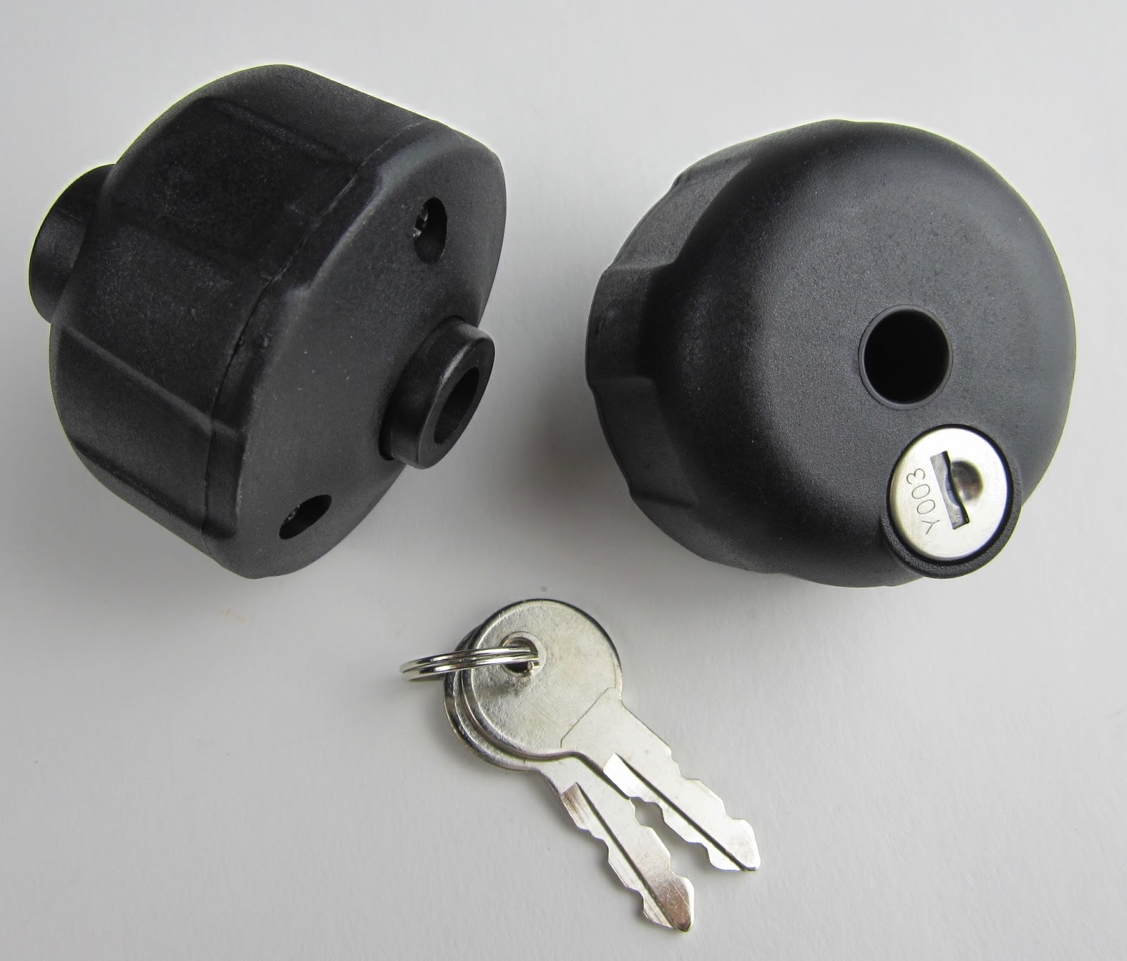 Living in THE BIG RING CURT TrayStyle Bike Rack Locking Knobs 18090