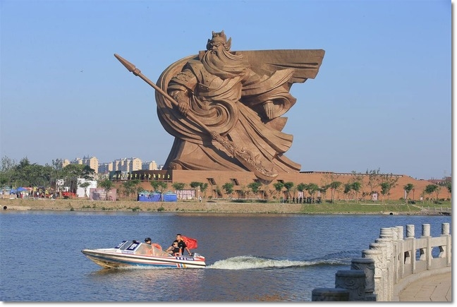 China: Gigantesca estatua en honor al dios de la guerra Ab1d6
