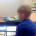 Une mère visite son fils de six ans à l'école durant l'heure du lunch et fait toute une découverte sur les lieux.
