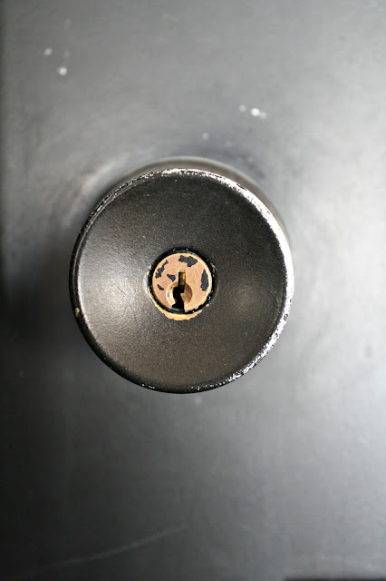spray painting door knobs