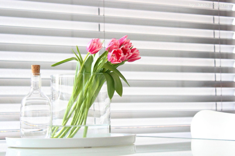Blumen am Freitag mit pinken Tulpen neben einer Ikea Glasflasche von Ilse Crawford, Sinnerling Collection, bei kebo homing, Südtiroler Food- und Lifestyleblog, Styling und Fotografie
