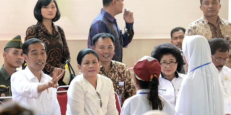 Presiden didampingi Ibu Negara Iriana Jokowi berdialog dengan penerima KIP di Batam, Kepri, Kamis (23/3) sore.