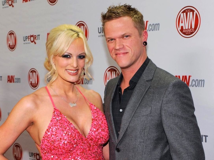 El marido de la actriz porno Stormy Daniels le pide el divorcio por adulterio La actriz porno Stormy Daniels y su esposo Glendon Crain