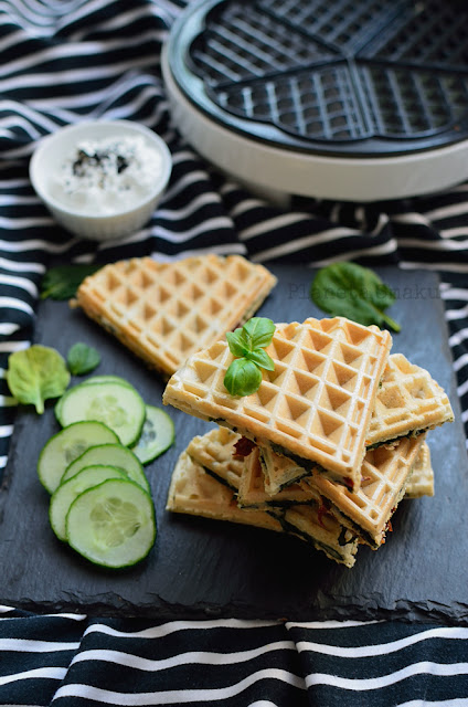 chrupiące gofry, zdrowe gofry wytrawne, gofry orkiszowe, gofry z suszonymi pomidorami