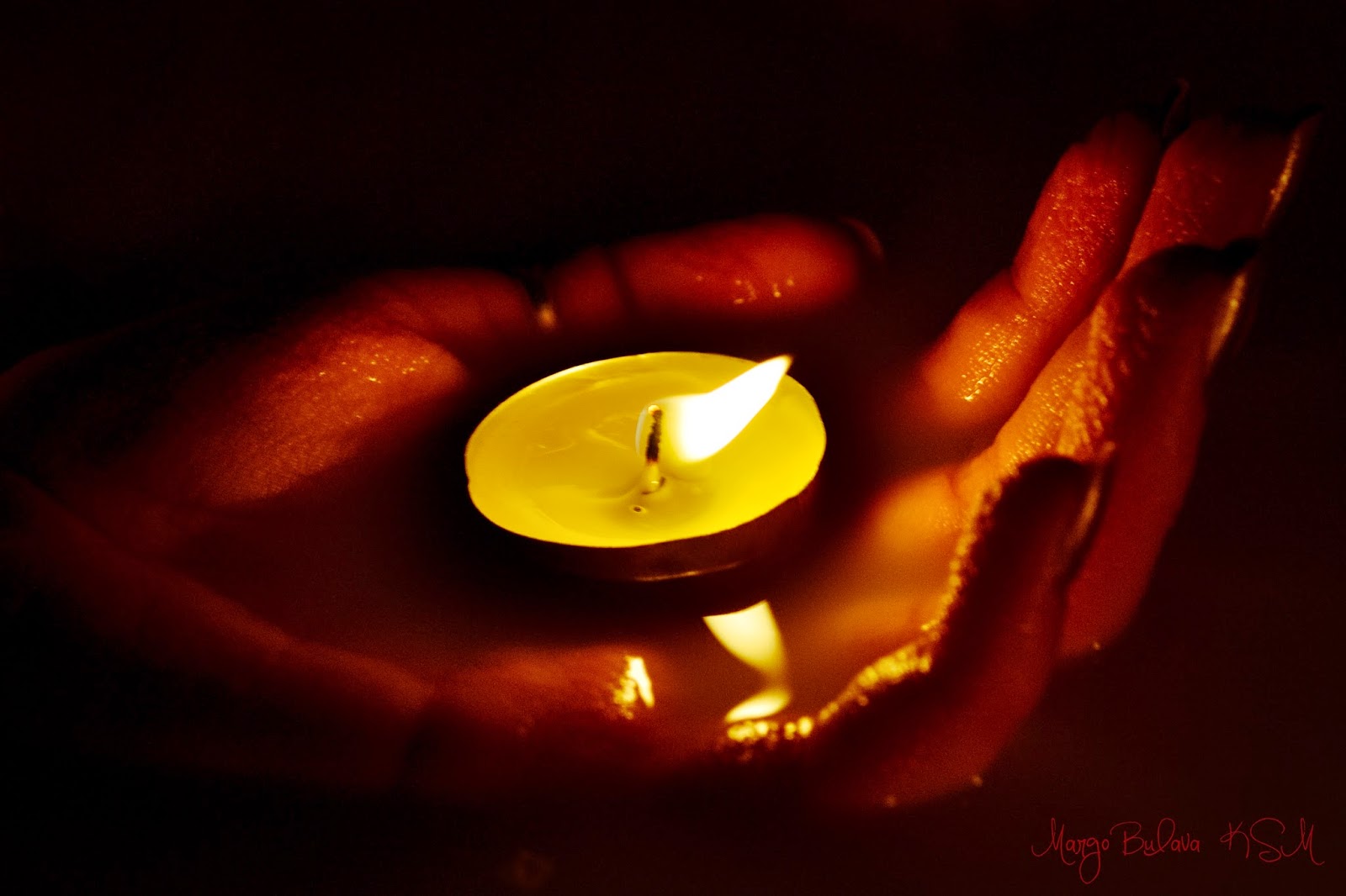 Клип свечи горят. Горящая свеча. Желтая свеча горит. Фото горящей свечи. Свеча горела на столе.