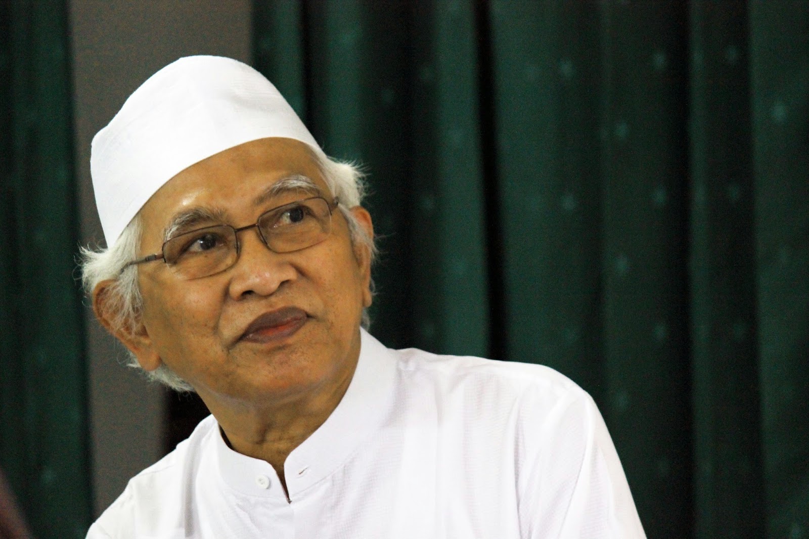 Biografi Singkat Gus Mus, dan Sebuah karya Sufistik Modern